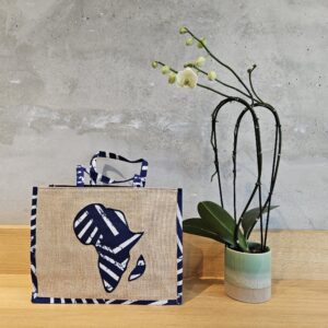 Découvrez notre sac à main cabas Damenature , l'accessoire parfait pour allier style et praticité.  IL offre un espace généreux pour tous vos essentiels du quotidien.
 Son design élégant et intemporel s'adapte à toutes les occasions, que ce soit pour une journée au bureau ou une sortie entre amis. Avec ses poignées confortables et son look tendance, ce sac à main cabas est un indispensable pour toutes les fashionistas. Ajoutez une touche de

 sophistication à votre garde-robe dès aujourd'hui !